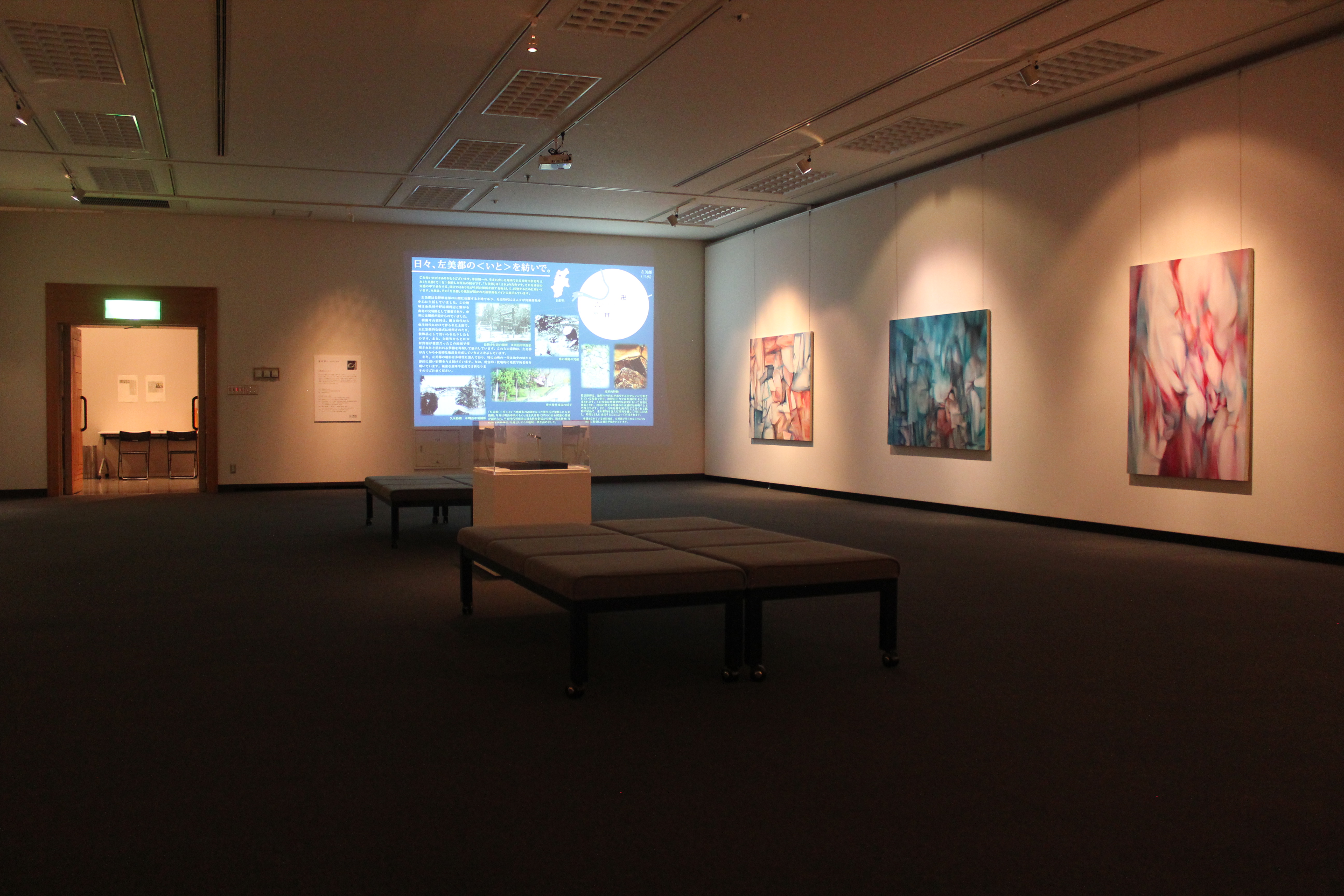 会場、絵画三点とリサーチパネル